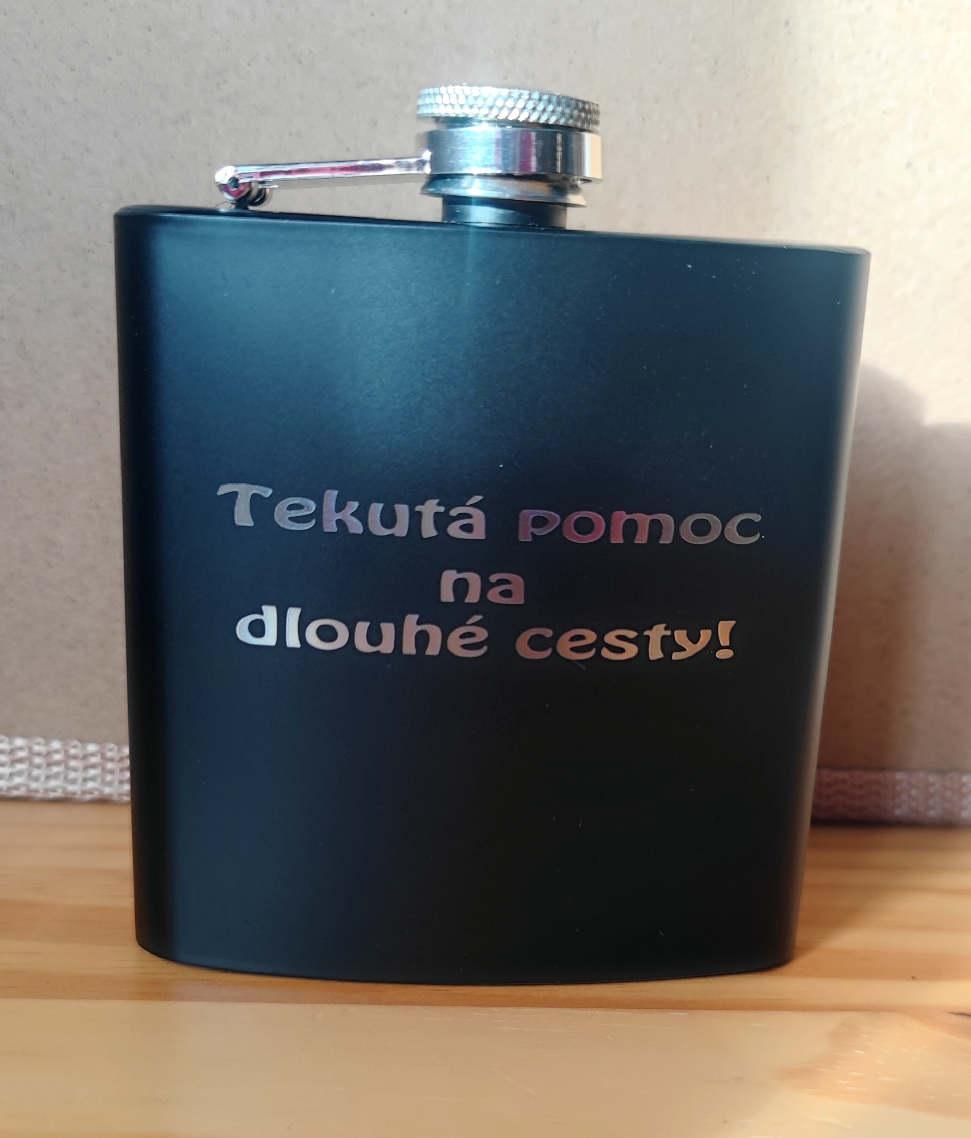 Nerezová placatka. Skvělý dárek, který můžete snadno personalizovat vlastním textem a udělat z něj jedinečný kousek